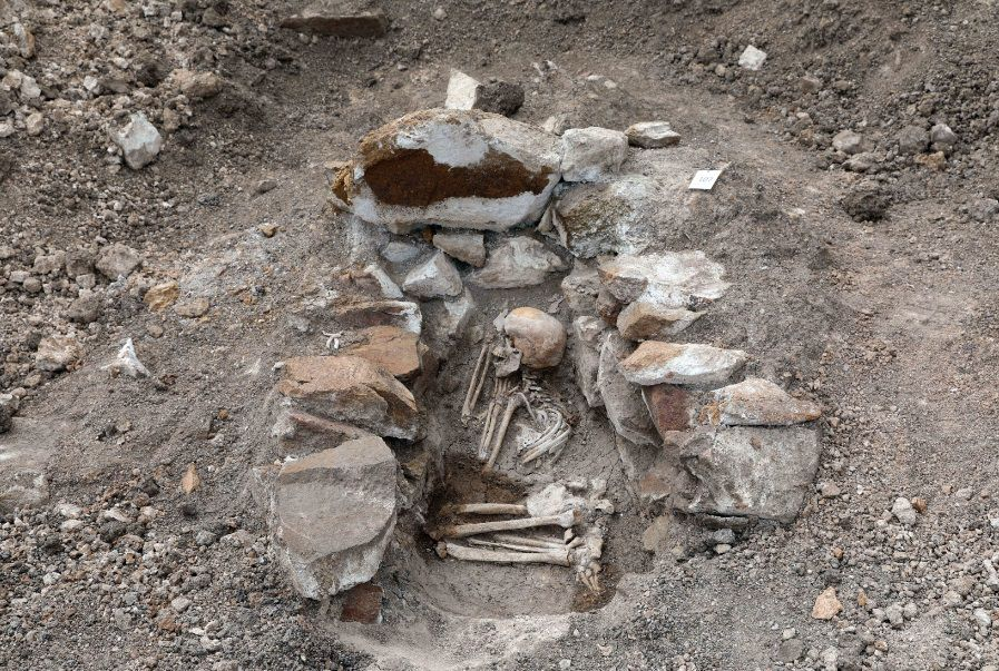 метеорит коррозия. месторождении дашкесана в древности. в металле обнаружено. металлическая могила 70 годов. танаис золото раскопки.