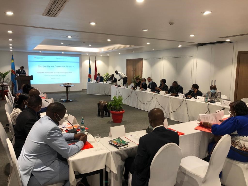 AmbSuisseRDC's tweet photo. Aujourd'hui, le 1er décembre 2021 a eu lieu l'échange annuel de haut niveau entre la 🇨🇭 et la 🇨🇩 sur le suivi des programmes humanitaires et de la coopération au développement de la Suisse principalement dans l'est de la RDC. En annexe, le communiqué de presse https://t.co/cQfHPEpssa