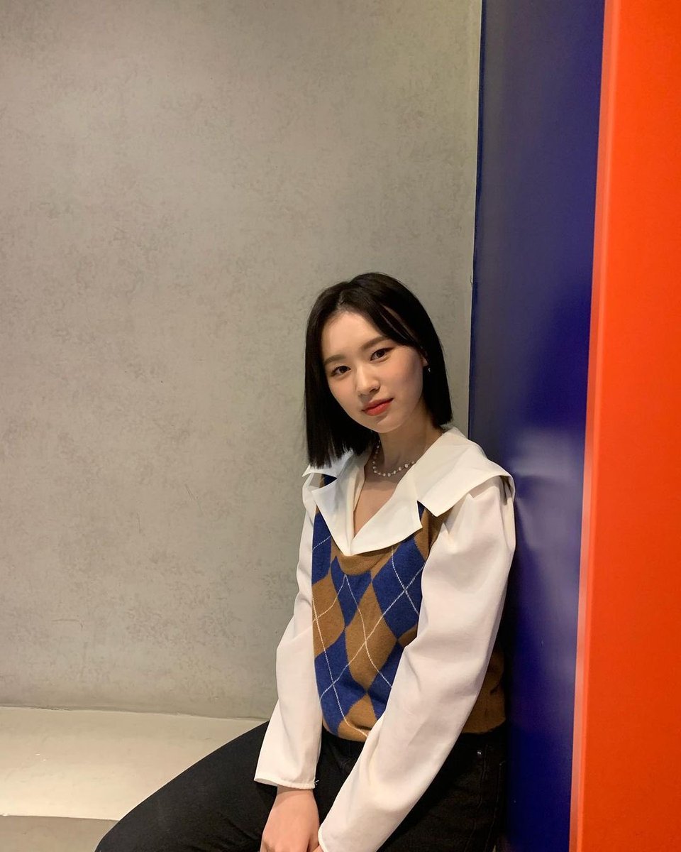 ellythinking's tweet image. this sweater on her 🤧🤧