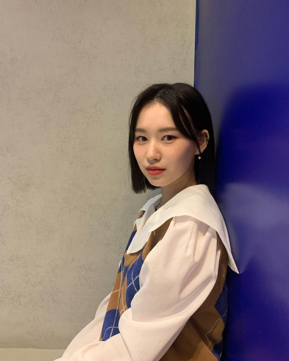 ellythinking's tweet image. this sweater on her 🤧🤧