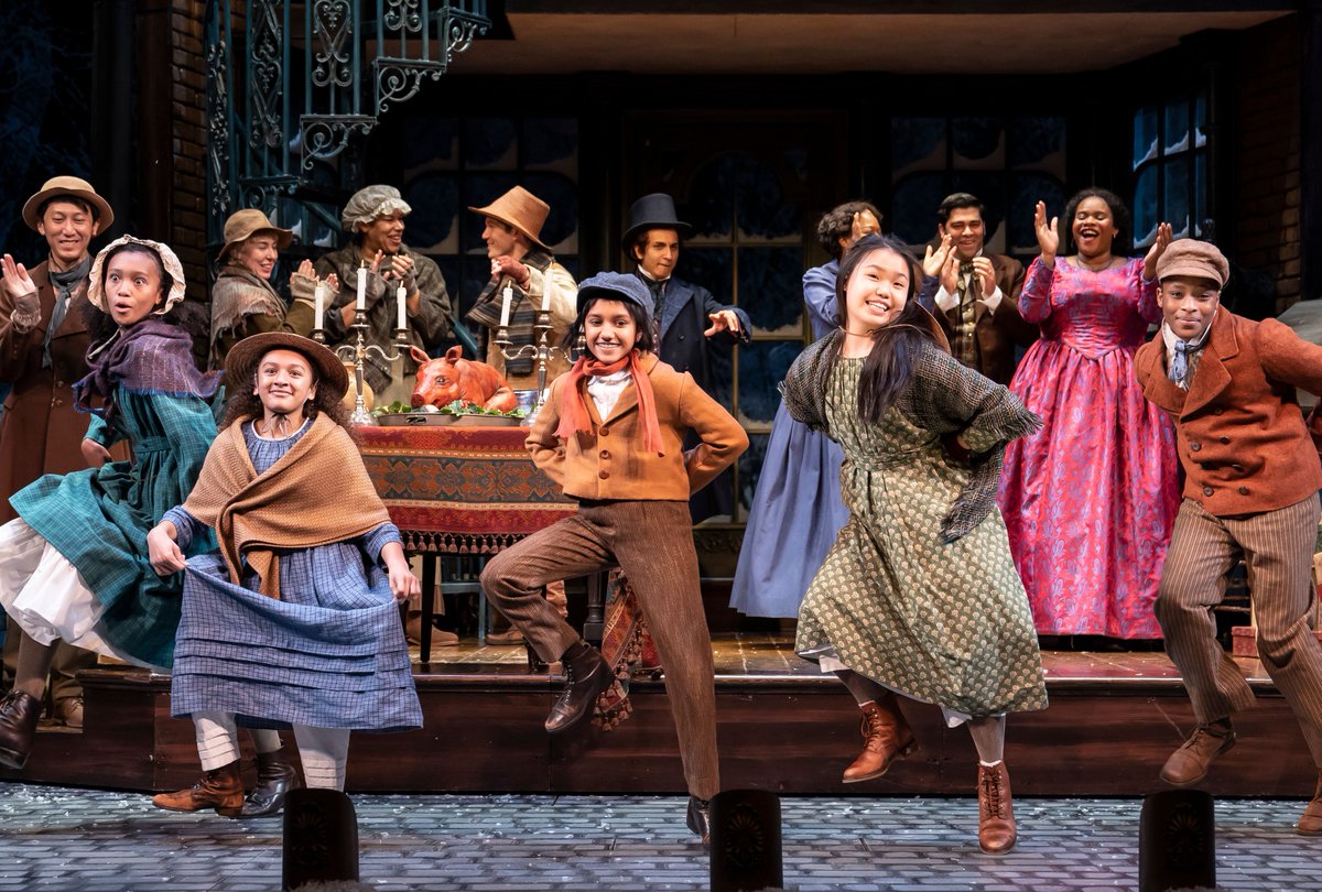 ChooseChicago's tweet photo. One can't-miss holiday tradition? A Christmas Carol, which is now in its 5th decade at @GoodmanTheatre! 🎁 Check the 10 hottest holiday shows in Chicago: https://t.co/JJh7fxVtDW

📸: Liz Lauren

#ChicagoCreativeSpirit #CaptureChicagoExcitement https://t.co/Asumik4nYU