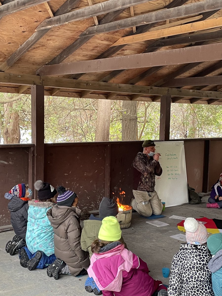 Exploring First Nations plants with ⁦<a href="/TDSB_Bridlewood/">Bridlewood JPS</a>⁩ ⁦<a href="/upandovercanada/">Dean H</a>⁩ #toes_tdsb #oememories