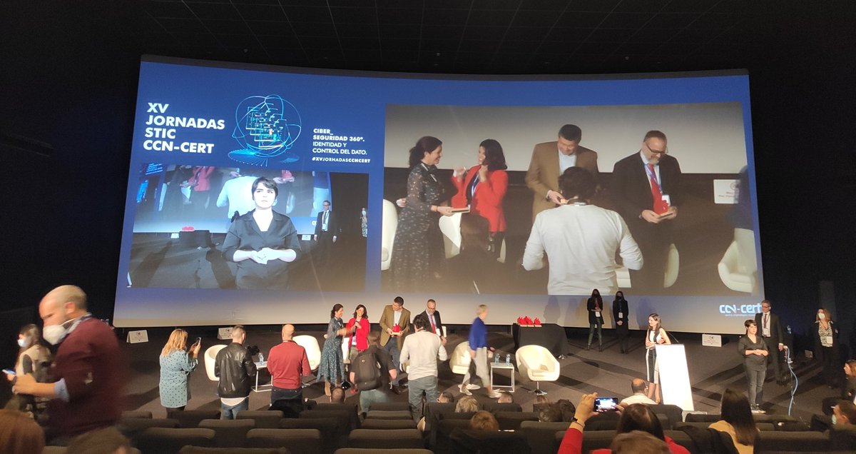 FGoodjob's tweet photo. Los premiados en la categoría #includeR han sido: Susana Azores y Tamara Ayala de @AtosES; Jorge Uyá de @InnotecSecurity y Kamile Sveck de @ElevenPaths 
#EncuentroInclude https://t.co/4AvqzF0MWq