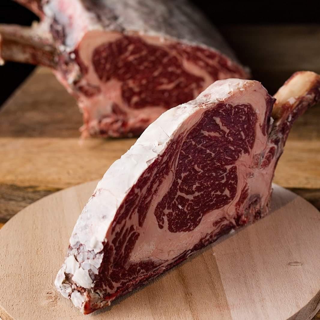 PickingMarket's tweet photo. ¿Quieres comenzar este mes incorporando novedades a tu carta? ¡¿Aún no conoces el #FrenchRack de @carnedelafinca!?  🔥🇫🇷

¡Es un corte de #carne muy característico de la Alta Cocina Francesa, muy jugoso y visualmente impresionante al presentar el hueso limpio! 🥩👨‍🍳🔝

#vacuno https://t.co/dIqw8I6CP3