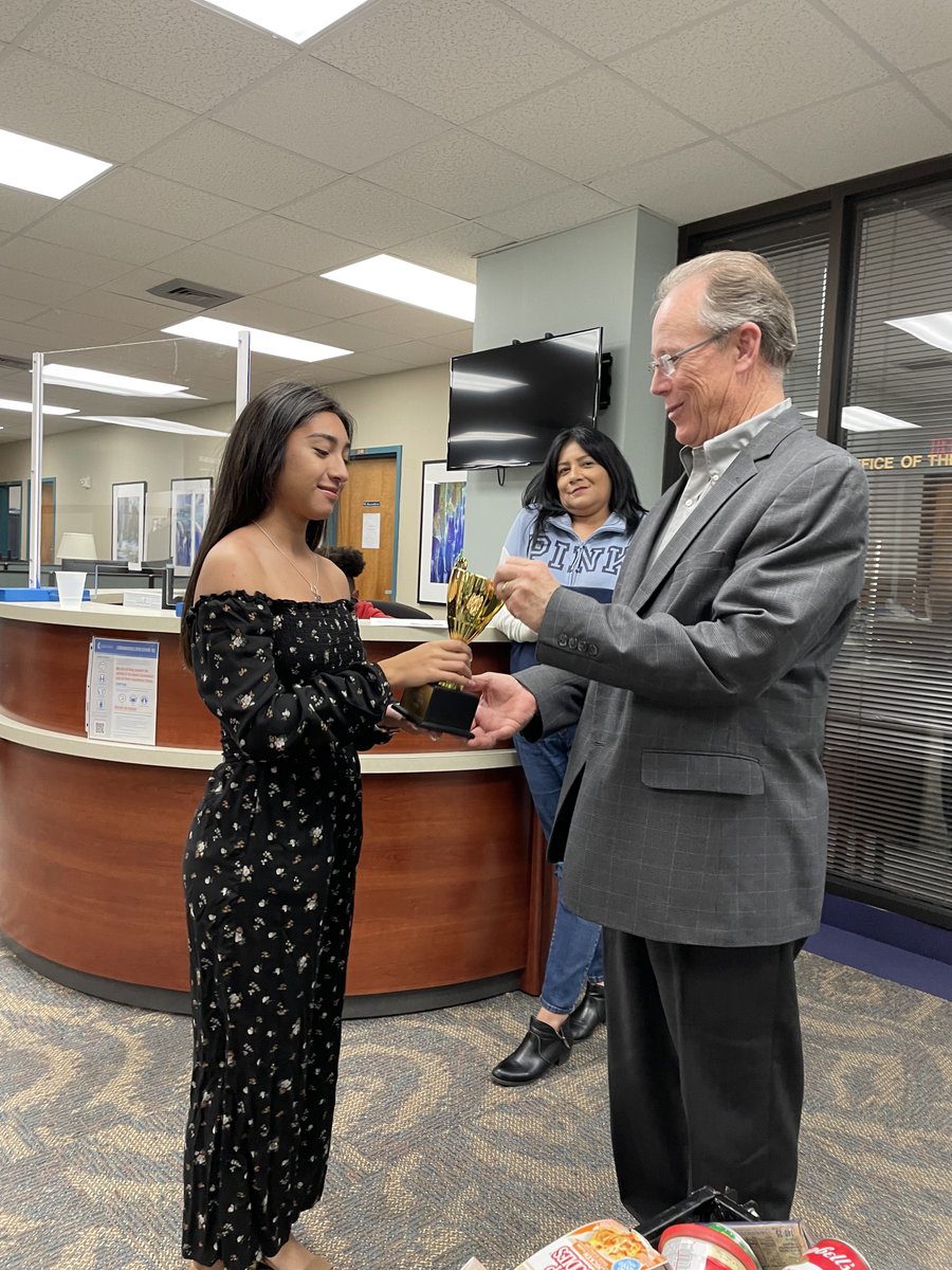 TAMUCC_SGA's tweet photo. Hey Islanders! SGA would like to thank everyone who participated in our FYC Fall Food Drive for Izzy's Food Pantry! We would like to congratulate the College of Education and Human Development for having the largest donation! Go Islanders! 🤙💚💙 https://t.co/r7ewB5t0VP