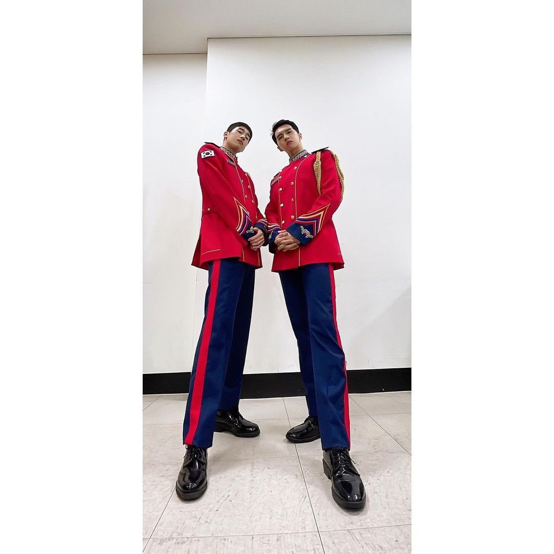 SWOOYAH's tweet photo. Showing off our long legs. Again, it as a memory for us. https://t.co/Pv4lEtY0Ug