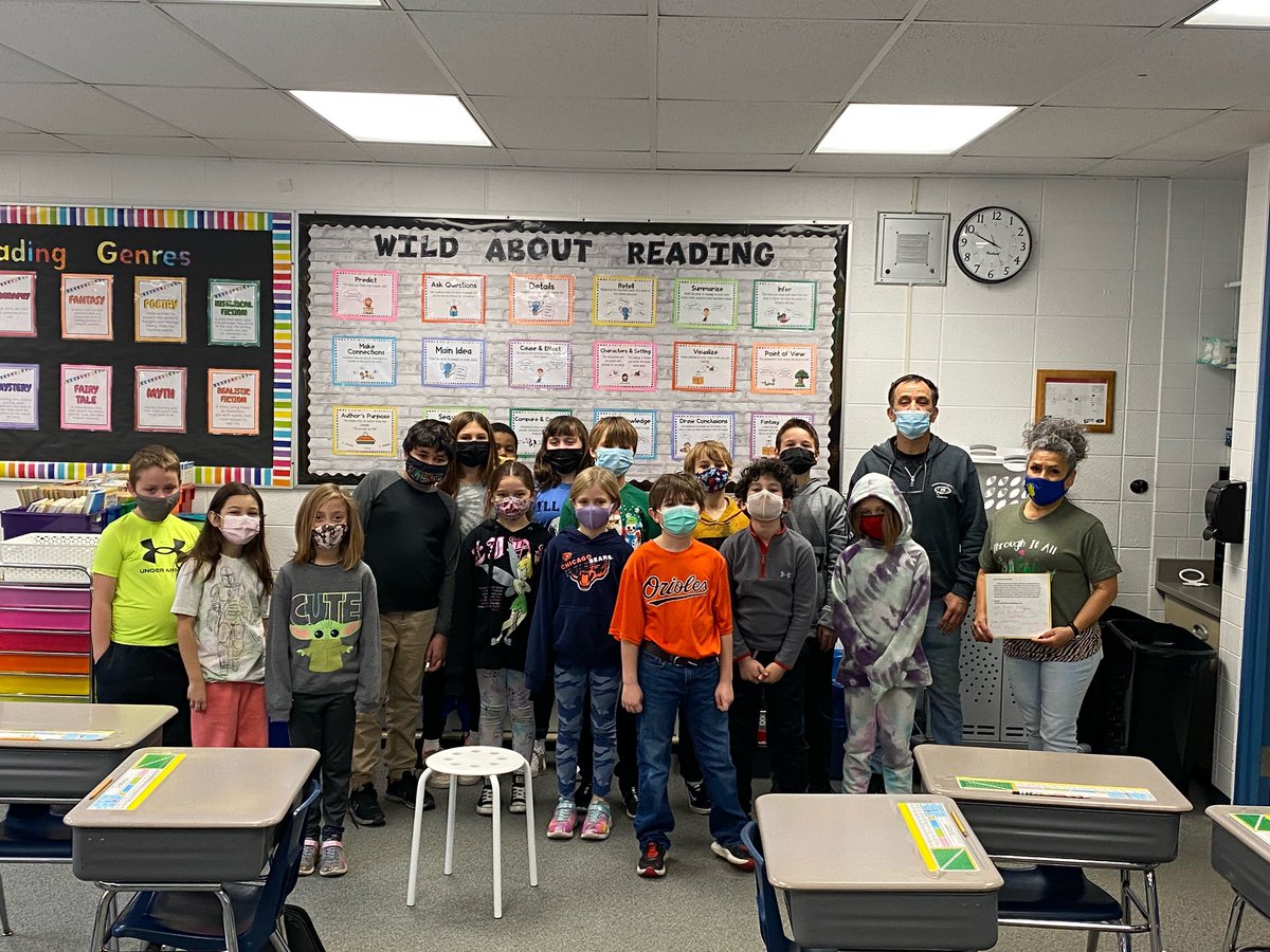 GlossonMiss's tweet photo. This week we have been talking about empathy and practicing understanding how others may feel. As a class, we wrote a letter to our wonder custodians that help make our school an amazing place. Thank you so much Mr. Roberto and Mrs. Marta!  #empathy #rocks https://t.co/KxCdwqdoNA