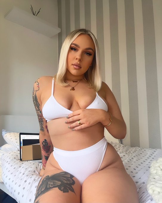 Wanna put your head in between these thighs? 👀 https://t.co/l8jTRIopfj