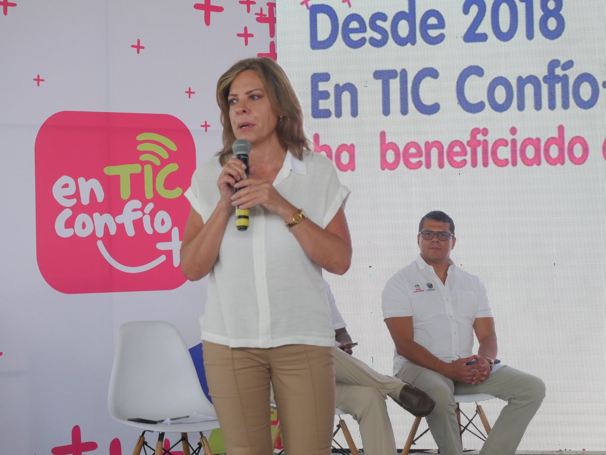 Ciberpazcolombi's tweet photo. Agradecemos a la ciudad de Buenaventura por creer en nosotros y ser el epicentro de grandes noticias para toda Colombia. Gracias a @BturaDe, @GobValle, @TICGobValle, @ConsejeriaNinez, @carolinasl y Despacho de la primera dama de la Nación por ser parte de la revolución digital. https://t.co/ij3qA84rXx