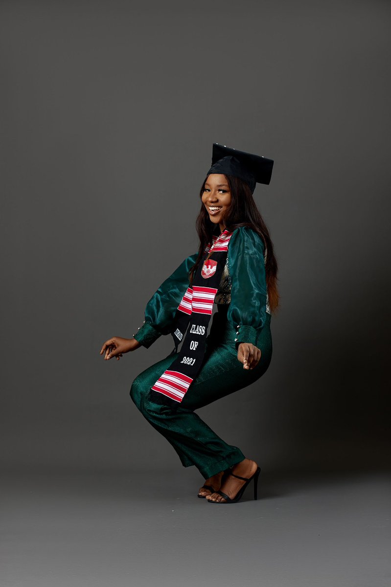 su_maiya_'s tweet photo. 🍾🎊🎉🎓 https://t.co/dzfTzuCiuT