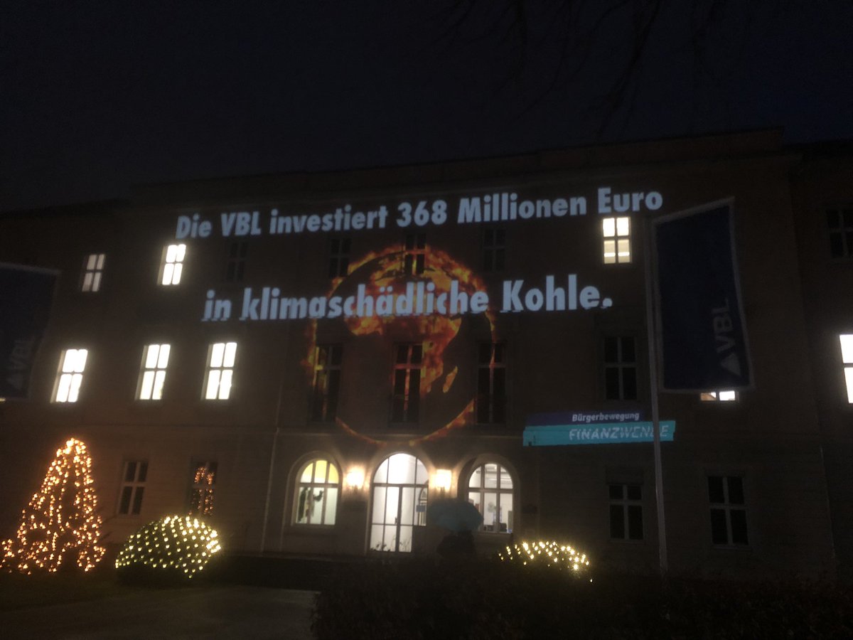 Protest! Wir machen die dreckigen Geheimnisse der #VBL sichtbar. In #Karlsruhe projizieren wir Fakten an das Gebäude der Versorgungsanstalt des Bundes und der Länder. Kein Geld für die #Kohle! #divestment