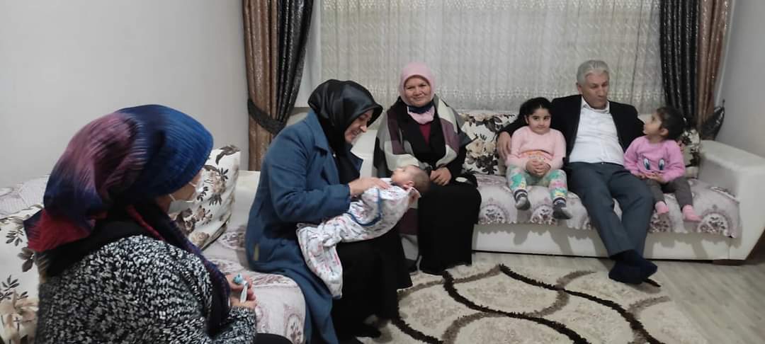 Belediye Başkanımız Sayın Memiş Çelik, AK Parti Şereflikoçhisar İlçe Kadın Kolları Başkanı Sayın Aysun Pekmezci ve yürütme kurulu üyeleri ev ziyaretleri gerçekleştirerek hemşehrilerimizle sohbetlerde bulundu, hemşehrilerimizin istek öneri ve şikayetlerini dinlediler.