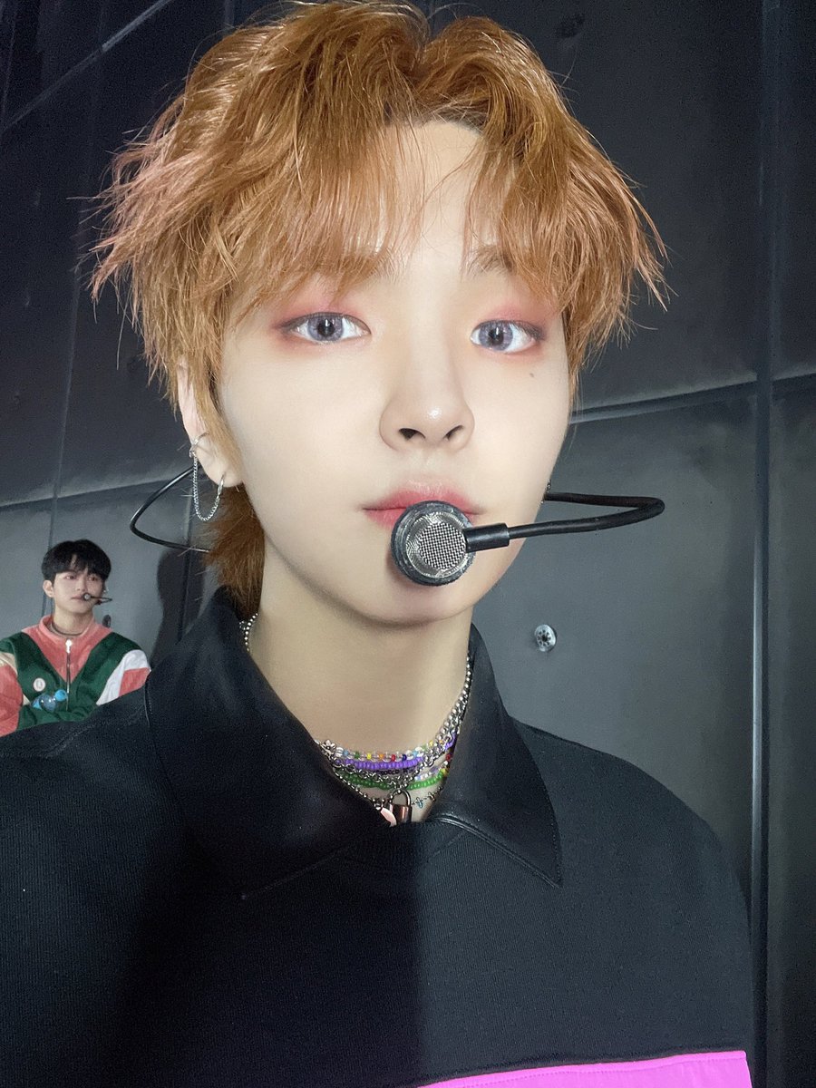 [#이강성]

요즘 나는 윙크 연습 중 ..! 😉