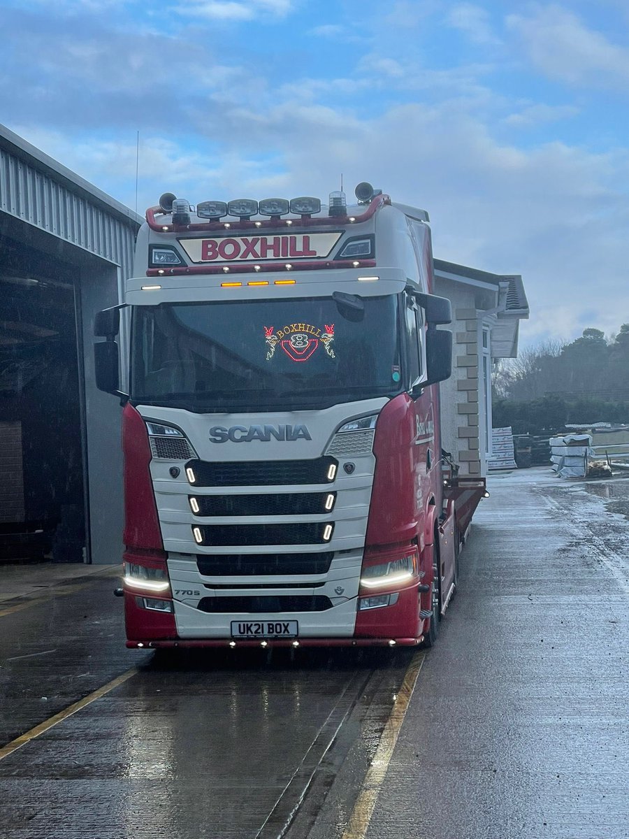 BoxhillCaravan's tweet photo. 50ft @omarparkhomes being transported in style by our @ScaniaUK #770s #V8 https://t.co/oE5h1oKius