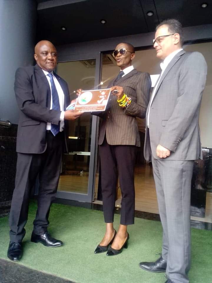 MintourCm's tweet photo. CAMPAGNE D'APPOSITION des panonceaux "CLEAN COVID": Sur instruction de Monsieur le Ministre d'État,  Ministre du Tourisme et des loisirs Bello Bouba Maïgari. Mr le DRTL/CENTRE  a apposé cette semaine, des panonceaux "CLEAN COVID" sur certaines structures de la chaîne touristique. https://t.co/xIBZ6CdToQ