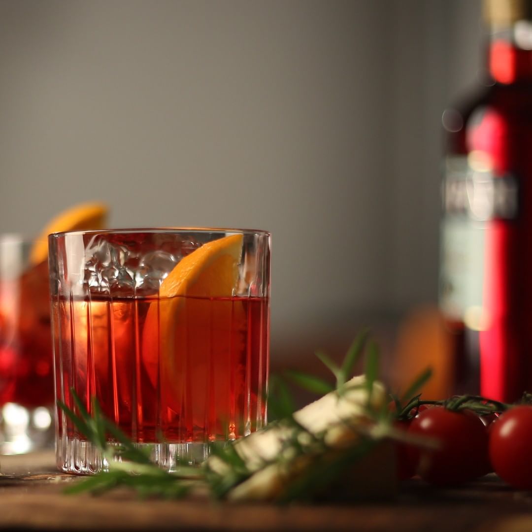 CampariUK's tweet photo. December is here, which means it's time to get a little festive with your CAMPARI favourites 

What's your festive garnish of choice? 

#CAMPARI #CAMPARICocktail #Negroni #Cocktail #ChristmasCocktail #CocktailGarnish https://t.co/iCn2i2Rgil