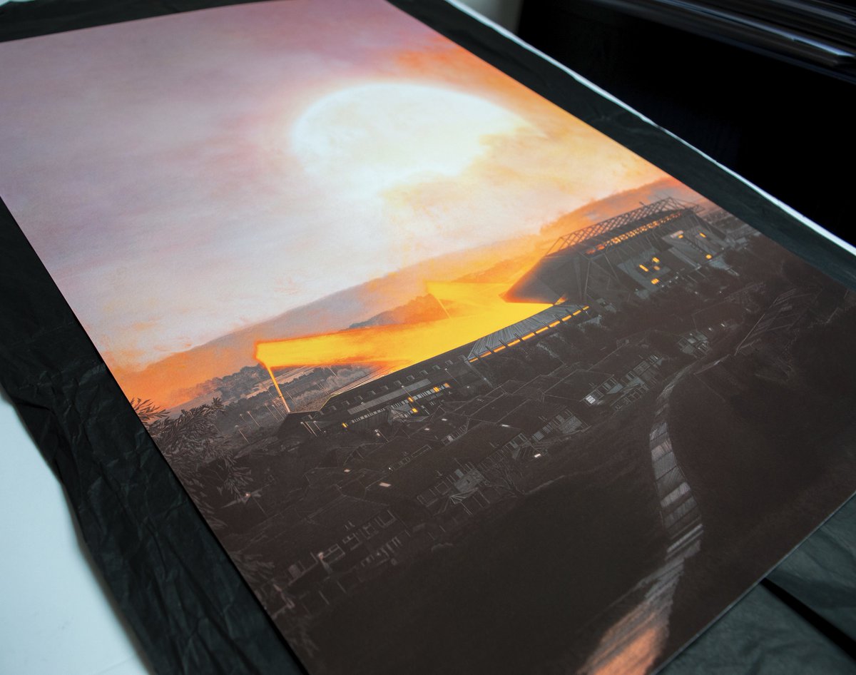 JLMTregoning's tweet image. Elland Road under the lights?
That was pretty good.

Retweet this tweet, and I'll pick a random winner from that for this massive A2 print of my @TheSquareBall cover featuring Elland Road... under the lights.

I'll pick the winner at 6pm, on Saturday the 4th of December.

#LUFC