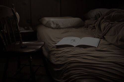 เด็กสาวผมสีอ่อนเพื่อนร่วมห้องพักหันมาจากโต๊ะเขียนหนังสือหลังจากบ่นงืมงำมาสักพัก“แพนซี่” 

คนถูกเรียกกำลังจดจ่อกับหนังสือเผลอตอบออกไป “จ๋า–” หยุดตัวเองไม่ทัน.. น้ำเสียงอ่อนหวานเมื่อครู่เปลี่ยนไปเมื่อตอบใหม่อีกครั้ง “มีอะไร”

“ไม่เข้าใจโจทย์ของศาสตราจารย์ฟลิตวิก” เธอเบะปากน้อยๆ