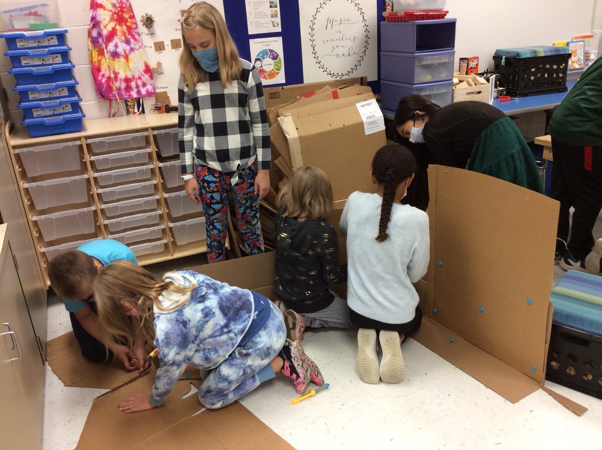 kmcdonaldsclass's tweet photo. MakerSpace Day 1 - building a yahakin and the James Fort https://t.co/cACdCGdKag