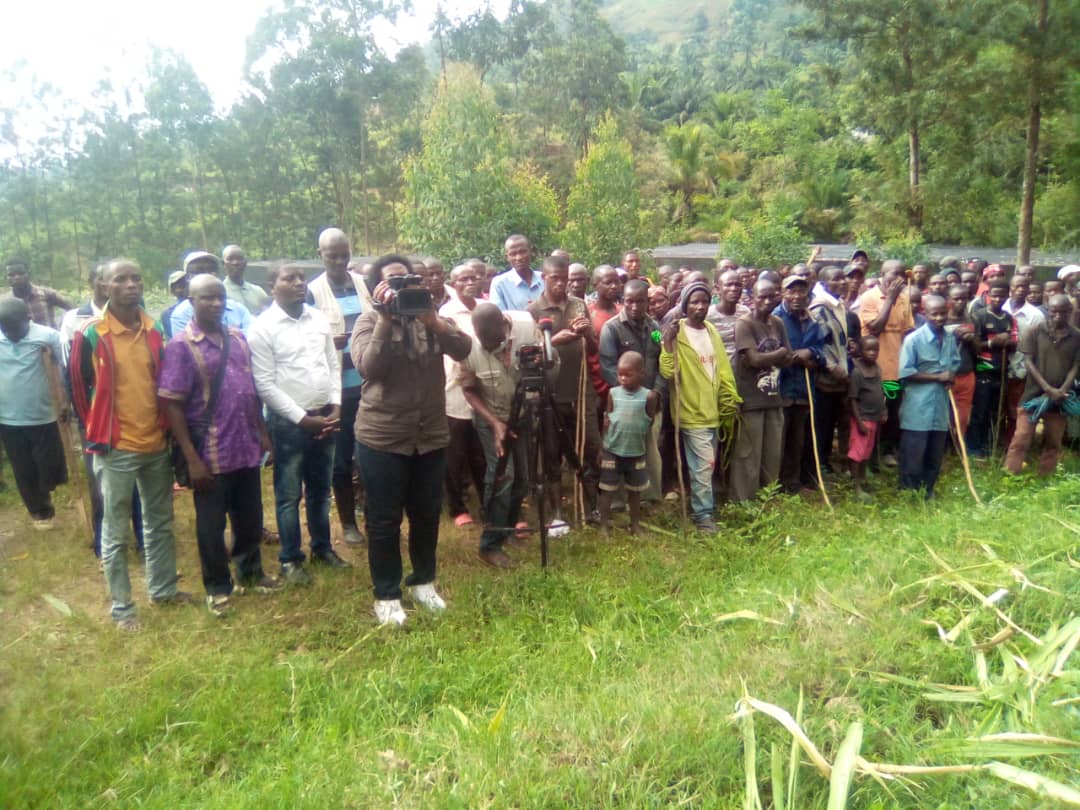 RumongeProvince's tweet photo. #Burundi Dans le cadre du projet #PRDAIGL, M.Rose NIZOBAZA, Assistante du @BMinaegrie accompagnée par Léonard Niyonsaba, chef de cabinet du Gouverneur et l'Admicom #Muhuta, a distribué ce mercredi 01/12/21, 67 bovins sur 7 collines de ladite commune. @NtareHouse @MininterInfosBi https://t.co/KjLqvfrq50