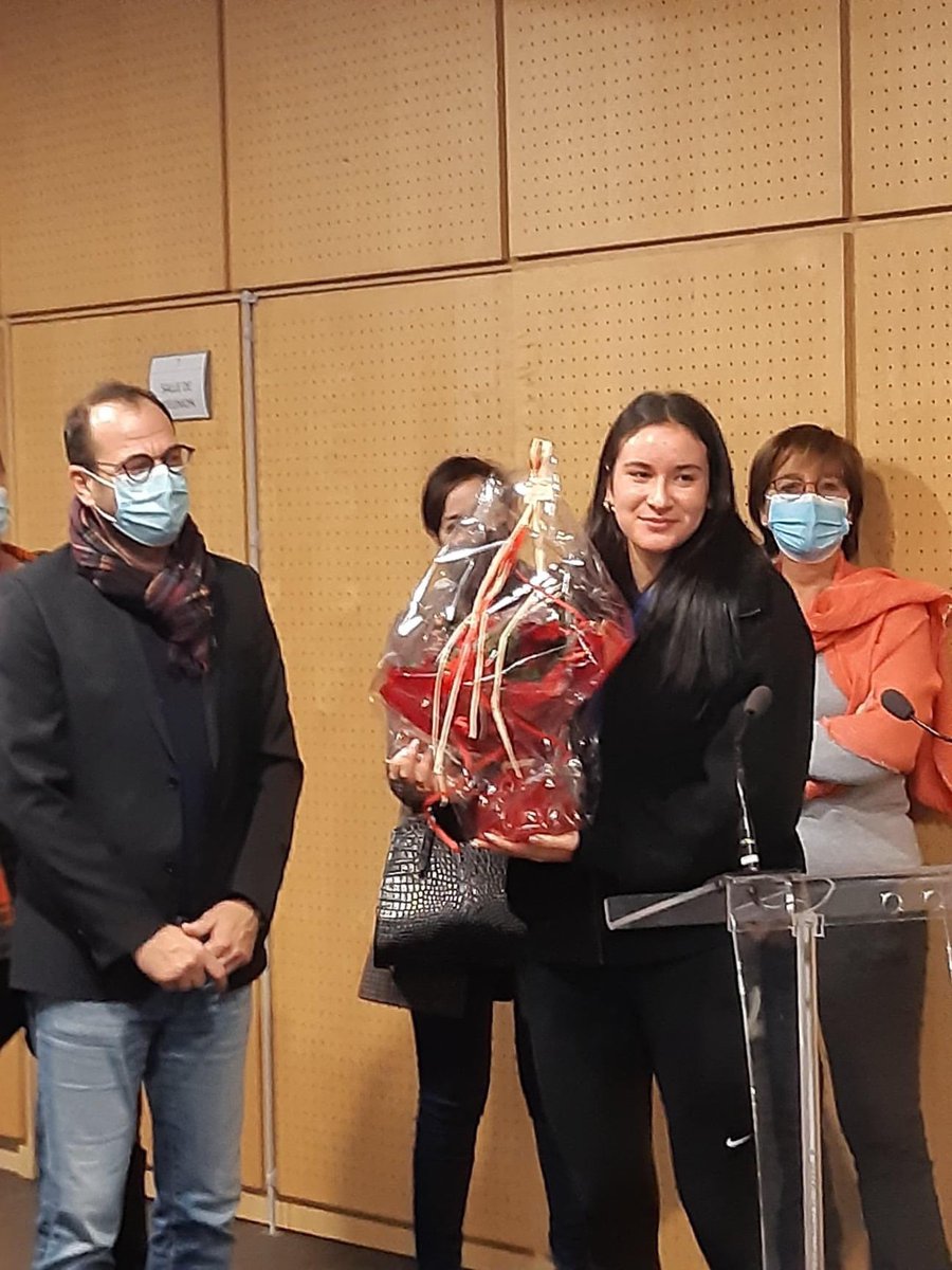 BonnaterreL's tweet photo. @DjoubriSalma 444e joueuse mondiale va avoir 19 ans. Elle a reçu hier la médaille de la ville de #Caudebec. Nous la soutenons depuis près de 7 ans dans sa carrière de #tennis et nous serons derrière elle à @OpenRouen @LeKindarena #Rouen #Normandie @carl_suzanne @BouchraDorleans https://t.co/IzEG2xPeBN