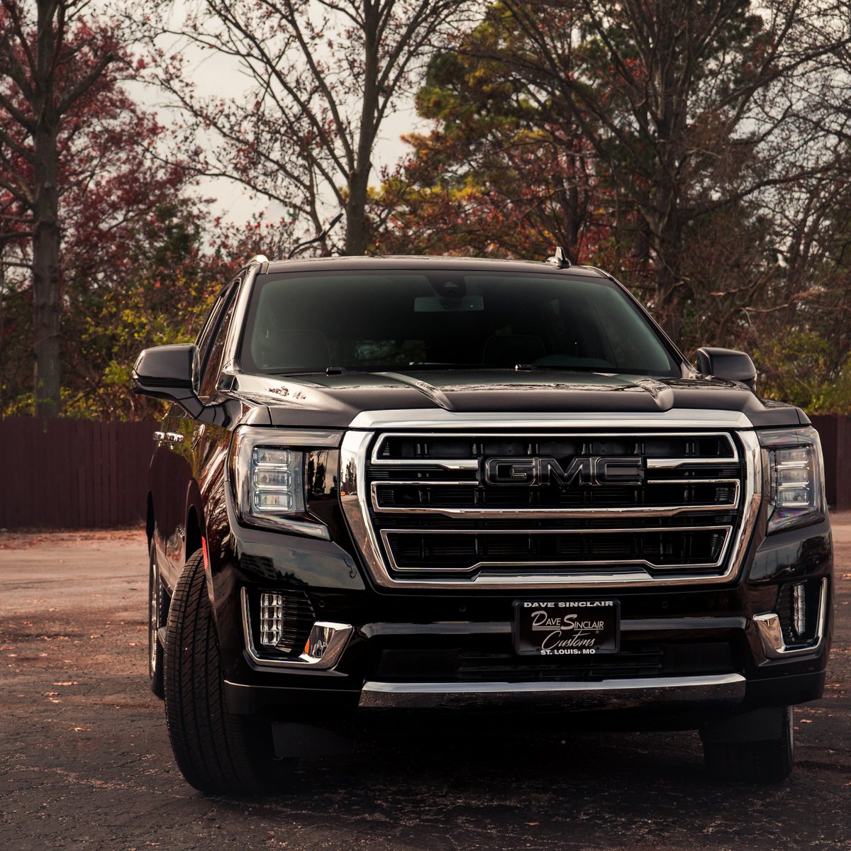 DaveSinclairGMC's tweet photo. 🚨 NEW FROM THE CREW 🚨

The 2021 GMC Yukon SLT

— BLACKED-OUT Decals 
— Illuminated Emblem 
— Black GMC Back Emblem 
— Custom Center Caps 
— GMC All-Weather Liners 
— Front Window Tint

SHOP NOW: https://t.co/50FsK8jbOx https://t.co/ZrIzinfsBh