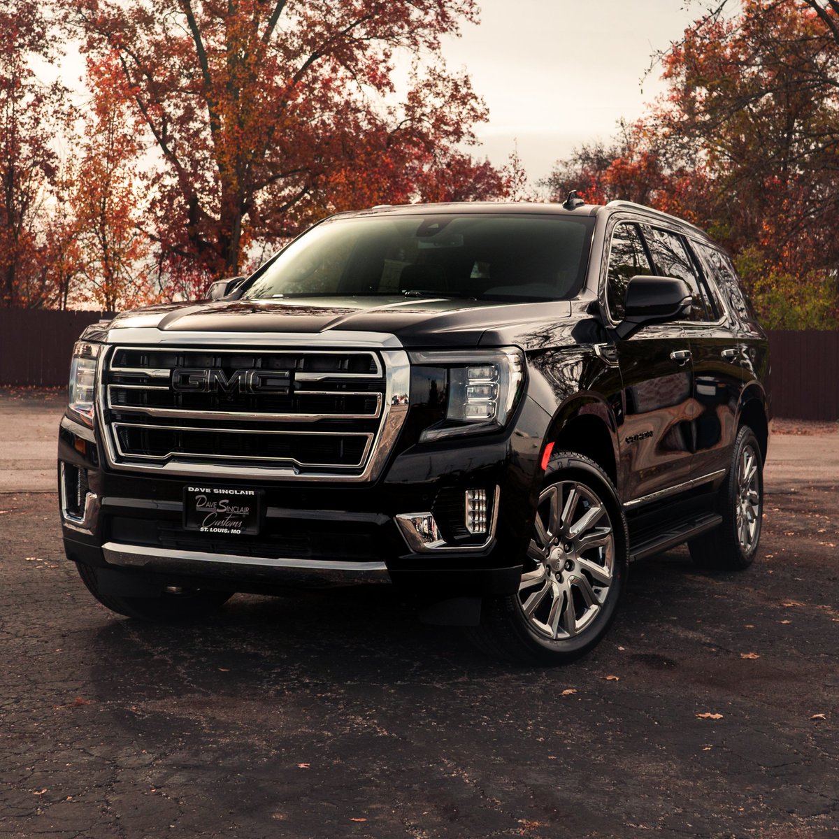 DaveSinclairGMC's tweet photo. 🚨 NEW FROM THE CREW 🚨

The 2021 GMC Yukon SLT

— BLACKED-OUT Decals 
— Illuminated Emblem 
— Black GMC Back Emblem 
— Custom Center Caps 
— GMC All-Weather Liners 
— Front Window Tint

SHOP NOW: https://t.co/50FsK8jbOx https://t.co/ZrIzinfsBh
