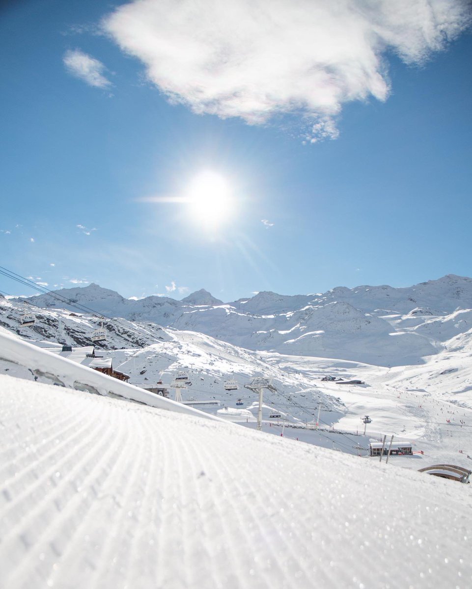 Val_Tho's tweet photo. ❄️ + ☀️ = 🏂⛷😎😍💙 #NothingToAdd https://t.co/AMZrXvZBww
