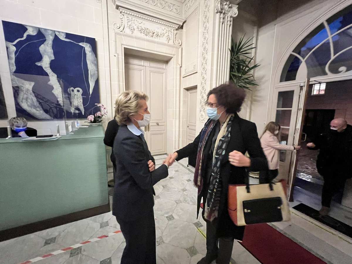 VillesdeFrance's tweet photo. #RDVIL | @carolinecayeux, Présidente de @villes2fr, accueille @EmmWargon, Ministre du Logement, en conclusion de ses rendez-vous de l’Intelligence locale consacrés à la transition écologique. Le logement est un levier essentiel. https://t.co/HSWRGRdcia