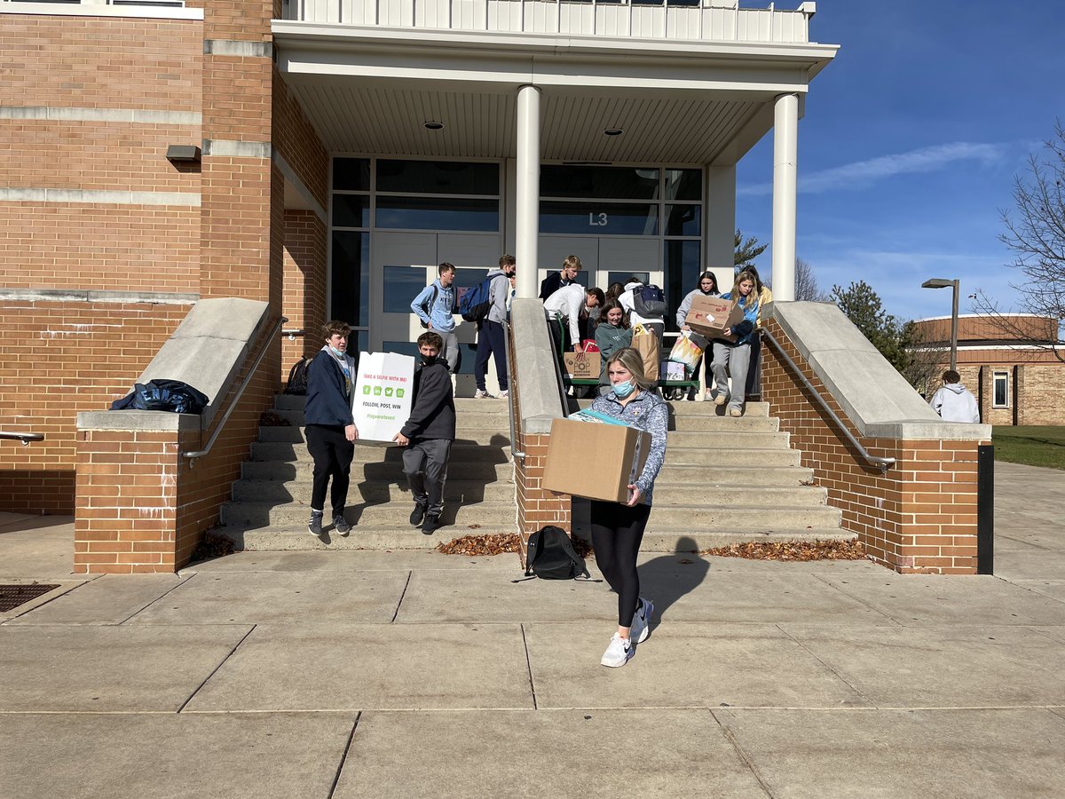 NPKnightsSwim's tweet photo. Today, members of the NPHS Knights Swimming and Diving team loaded the “Week of Giving” donations for Manna on Main Street. Thank you to all of the families who generously donated to those in need in our community.
⚔️💙⚔️
#northpennproud
#weekofgiving https://t.co/oq5seqEFBz