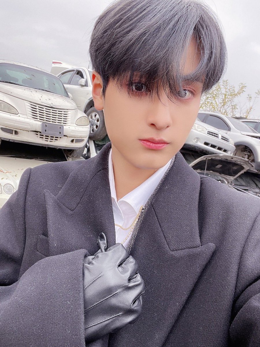 GHOST9OFFICIAL's tweet photo. [#이우진]

뮤비 때 스태프분들께서 흑발과 코트가 다 잘 어울린다고 해주셔서 아침부터 기분 좋게 촬영했던 기억이 떠오르네요 ㅎㅎ https://t.co/4BlJehXZbS