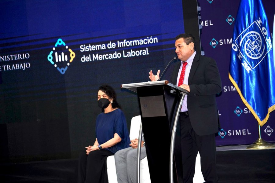 politicaestereo's tweet image. #LoUltimo | El ministro de @TrabajoSV, @RolandoCastroSv, dice que hay empleadores que no reportan pago de cuotas laborales a la entidad correspondiente y al consultar se toma como desempleo, a partir de hoy #SIMEL debe ser el referente de los indicies laborales en el país, dijo.