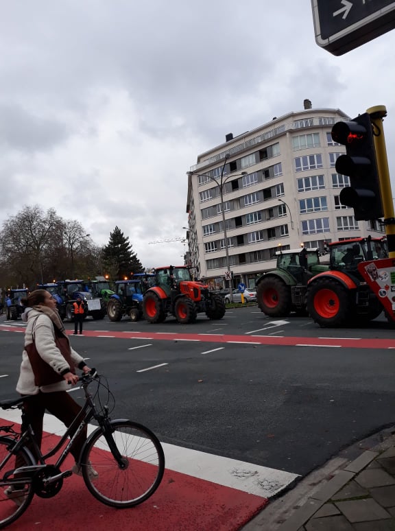 ivongade's tweet photo. Today in Gent: Farmers in tractor motorcades protested against lack of nitrogen framework by the government. It creates uncertainty about permits, undermine business models, and threaten future plans for farmers, they claim. https://t.co/LFZhleLW2u