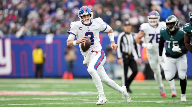 art_stapleton's tweet image. State of #NYGiants: Daniel Jones' uncertain status, even with QB1 on the practice field today, and taking a look at upcoming West Coast trip and the draft/playoff dance.

For a 4-7 team, there's a lot going on out here:  northjersey.com/story/sports/n… via @northjersey