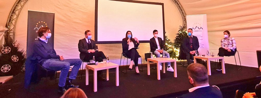 V Bruslju poteka na 🇸🇮 Festivalu športa okrogla miza ministrice <a href="/SimonaKustec/">Simona Kustec</a> s športniki o vlogi in pomenu športa za Slovenijo.
<a href="/rogla/">Primož Roglič</a>: "Šport je moje življenje, z dejanji in zgledom želim k športu spodbuditi tudi druge."