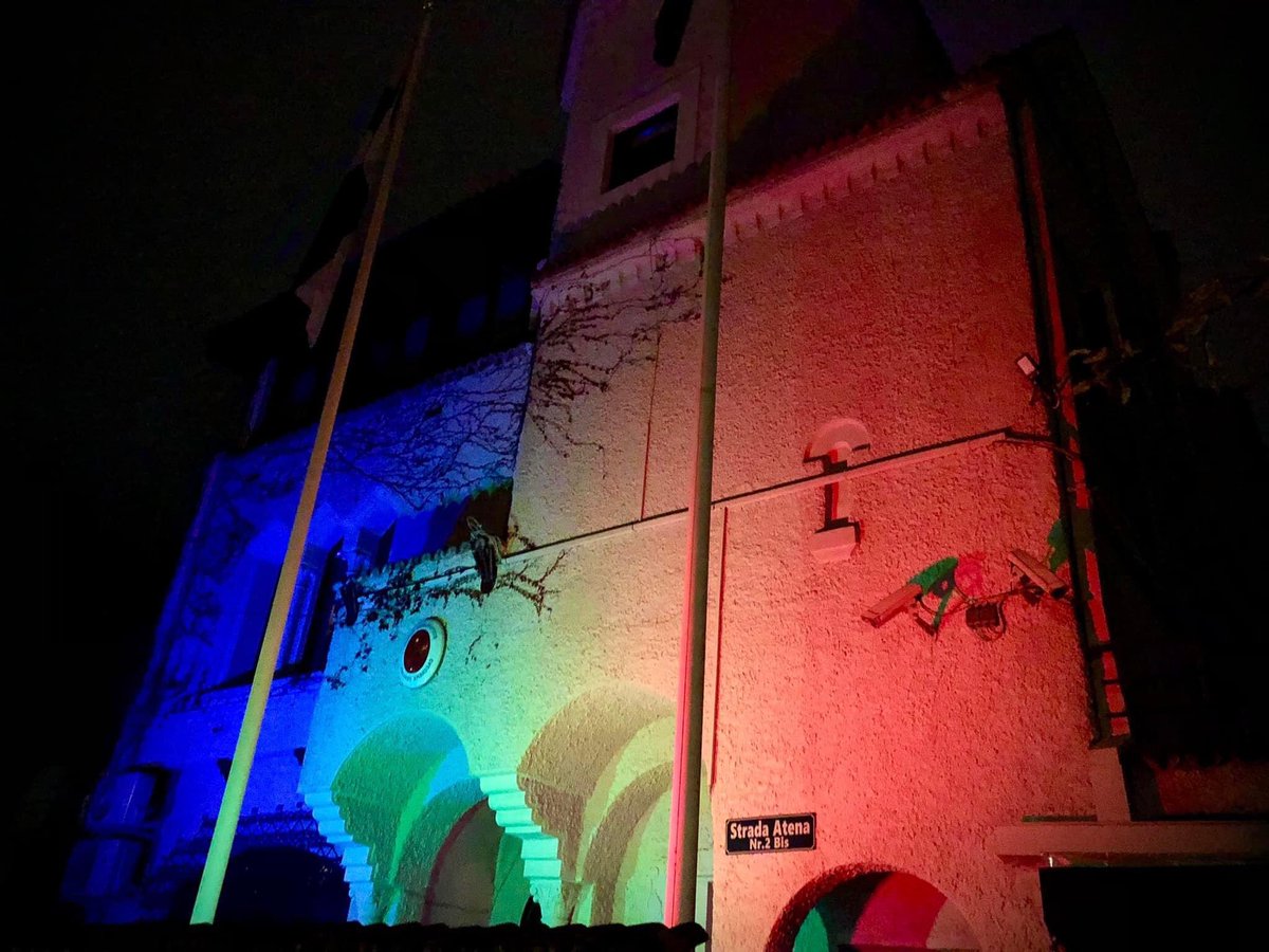 FinnishEmbRo's tweet photo. The Embassy of Finland in Bucharest lit up in Romania’s national colours to honour #RomaniaNationalDay. 
La mulți ani, România! @MAERomania https://t.co/vzTDeSELFo