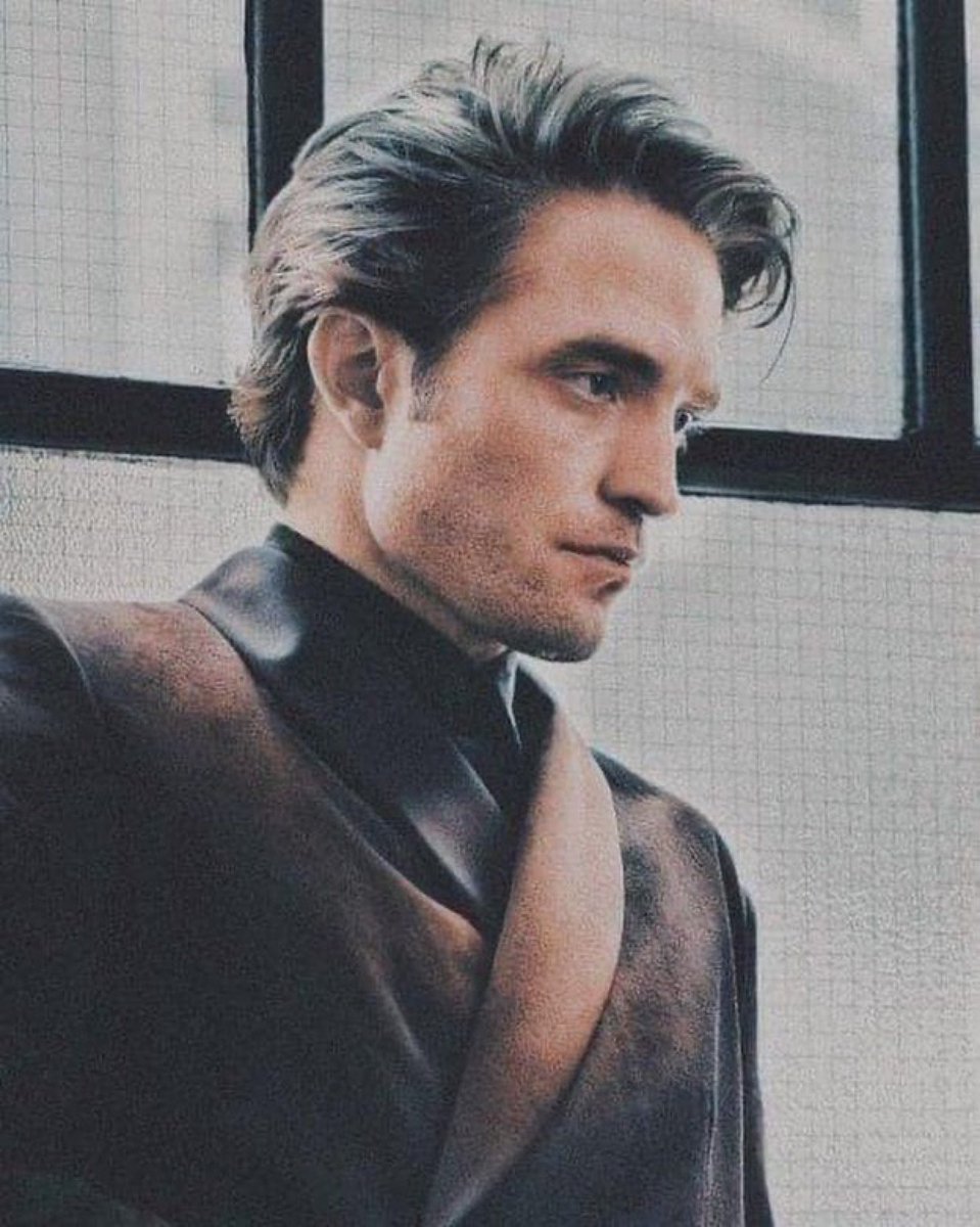 lwilliams118's tweet photo. If you didn’t think he looked like a prince before when you see this pic you surely will! A man after our ♥️ 
#robertpattinson #theking
#princeamongmen #love 
#thebatman2022 https://t.co/qiaF1gfSrF