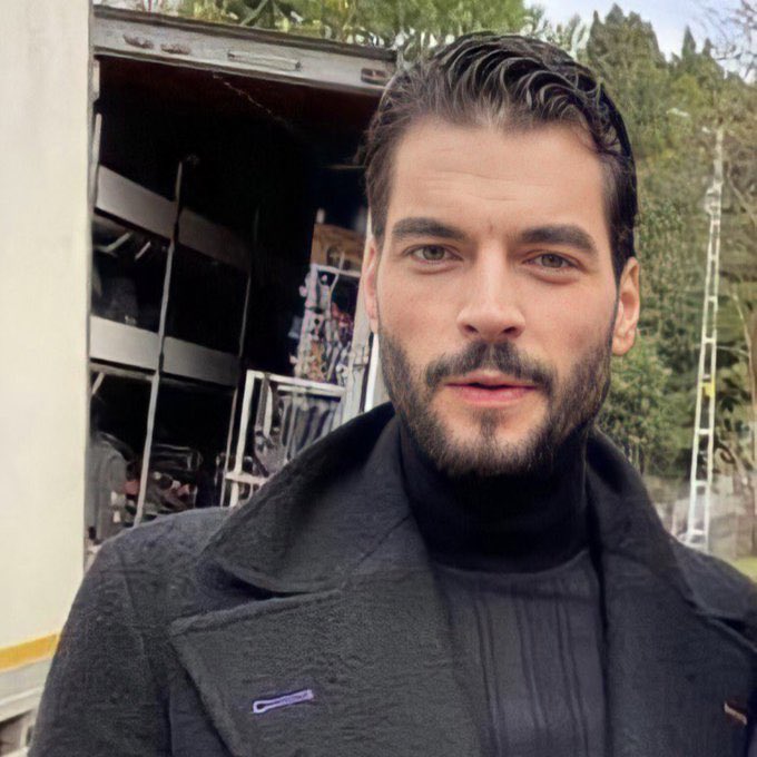 Nasıl yakışıklı ama 🤍

#AkınAkınözü