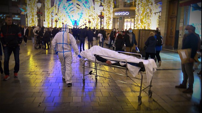 Enfermero paseó a un “muerto” para generar conciencia sobre el COVID-19 