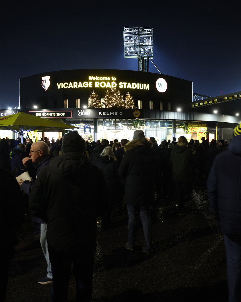 partidazocope's tweet photo. 🚨 ÚLTIMA HORA I Suspendido el partido entre @WatfordFC y el @ChelseaFC por una emergencia en la grada

🏥 Un aficionado está siendo atendido de urgencia

❌ Jugadores y cuerpo técnico han abandonado el campo

📻 #PartidazoCOPE https://t.co/8YKOxuKjSi