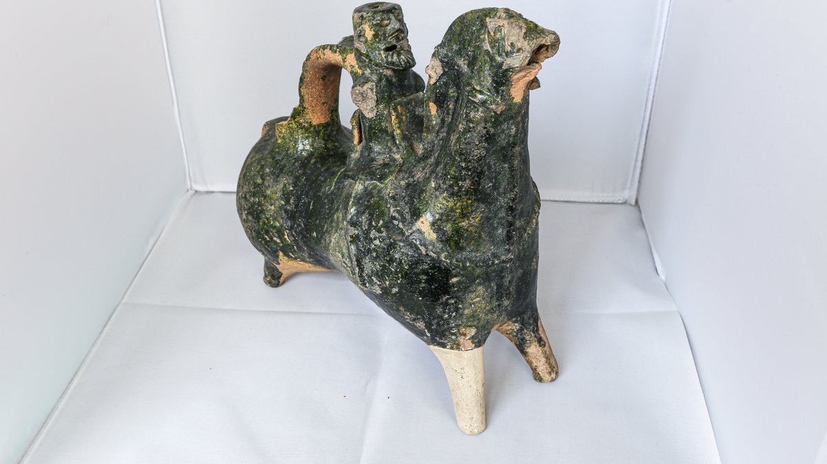 This water jug were used by the #wealthy at the ‘high table’. It is in the form of a bearded knight on a horseback and is off buff ware with a dark green glaze. This #artefact dates to the 12th century and was found whilst #digging the railway tunnel at #Lewes.