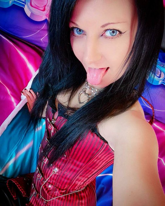 Humpday! The week is almost done 😁 #lailabanx #gothic #blueeyedgirl #blueeyes #cheekygirl #humpday https://t<a href="/tag/lailabanx"class="tags">#lailabanx</a><a href="/tag/humpday"class="tags"><span>#humpday</span></a><a href="/tag/blueeyes"class="tags"><span>#blueeyes</span></a><a href="/tag/gothic"class="tags"><span>#gothic</span></a><a href="/tag/blueeyedgirl"class="tags"><span>#blueeyedgirl</span></a><a href="/tag/che"class="tags"><span>#che</span></a>