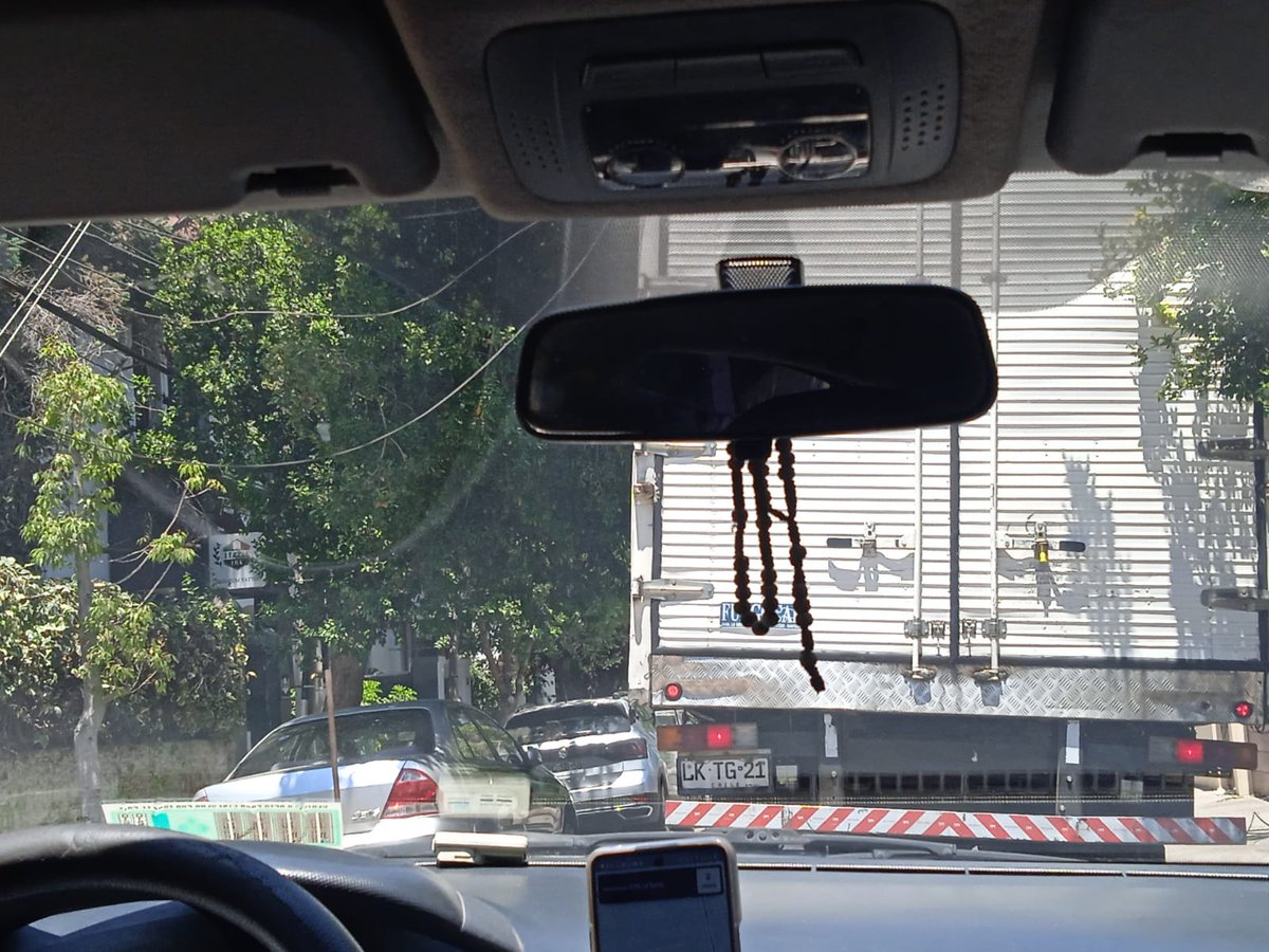 BalooLuis's tweet photo. Este camión paso y cortó los cables del alumbrado público en la calle Güemes esq Hannover hace unos instantes puede causar algún accidente @MuniLaReina https://t.co/575Ar7wfOE