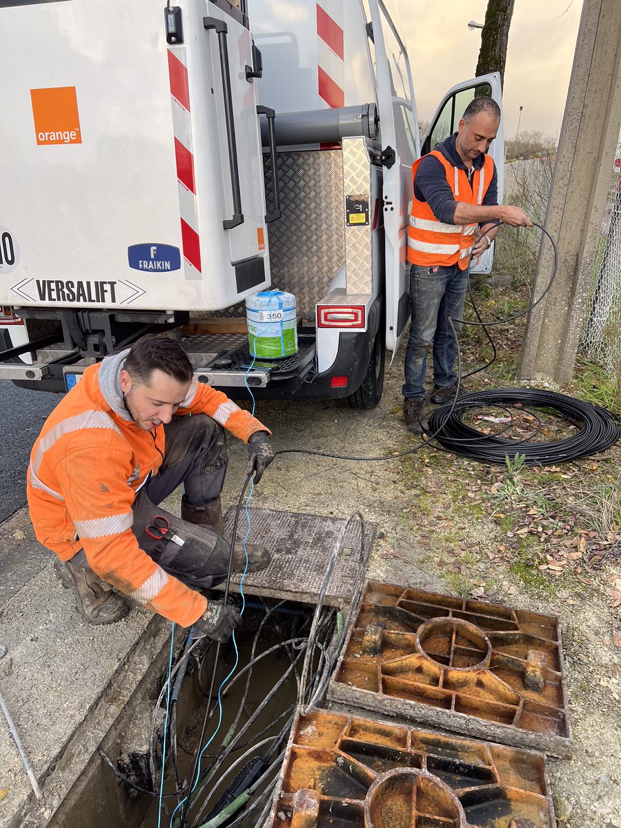 Vous ne le voyez peut-être pas mais nos équipes techniques <a href="/OrangeNvAquit/">Orange Nouvelle Aquitaine</a> sont confrontées quotidiennement aux dommages causés sur nos réseaux. Ici Cyril, Anthony, Didier et Nicolas ont dû changer 160m de fibre et réparer les dégâts à Carbon Blanc (33). 👏#UISO