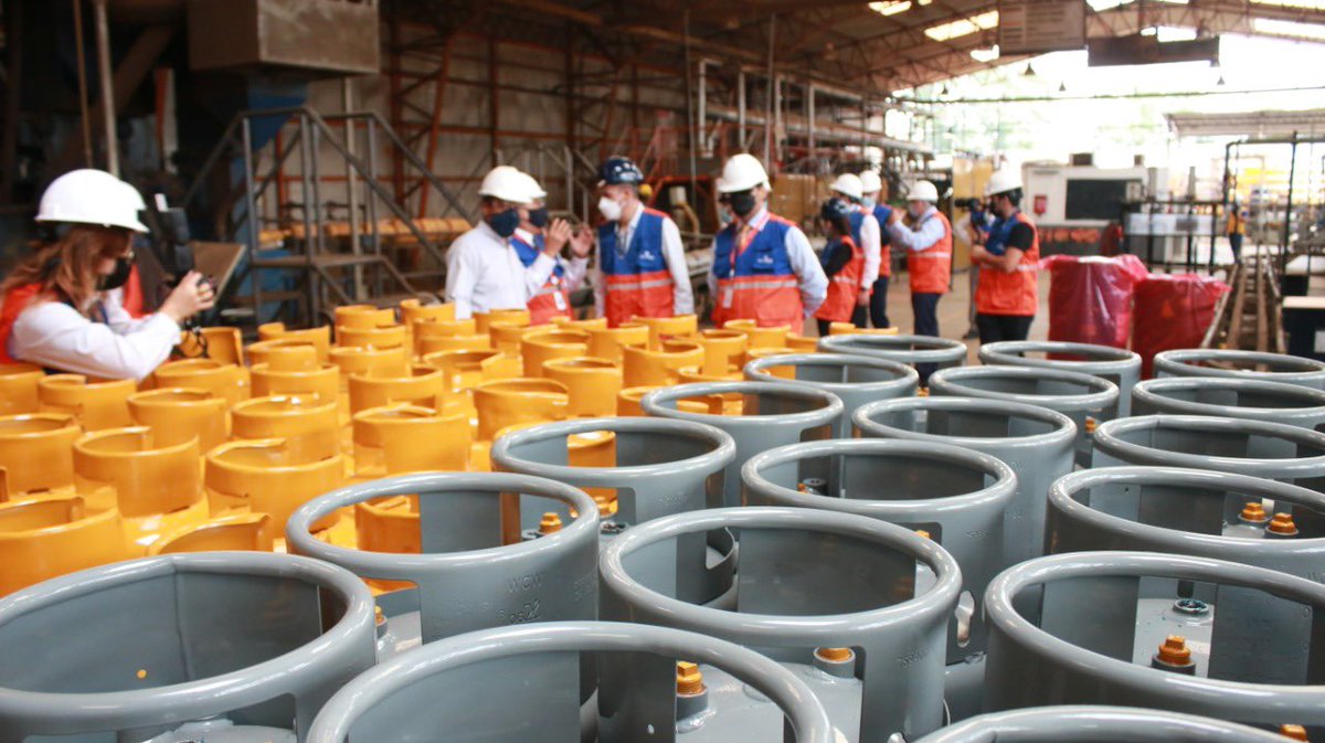 Produccion_Ecu's tweet photo. ¡Cumplimos agenda de trabajo en #Gye! Ministro @pradojj visitó las instalaciones de Duragas, empresa con la que se suscribió un contrato de inversión por más de USD 50 millones evidenciando la confianza que proyecta Ecuador🇪🇨 para la concreción de nuevos negocios a largo plazo. https://t.co/L7KxfcSfza