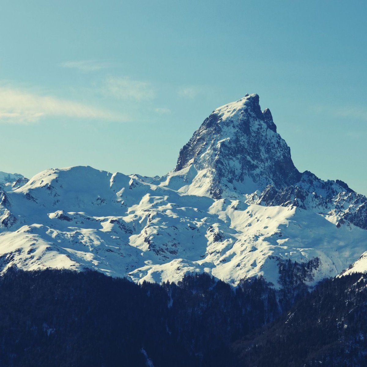 christopheCHM's tweet photo. Ça y est ! La neige est enfin arrivée dans les Pyrénées ! ❄️ 
D'ailleurs, on apercevrait presque le Pic du Midi d’Ossau depuis notre manufacture landaise ! 
#landes #pyrénées #neige https://t.co/yX7Dqke3l2