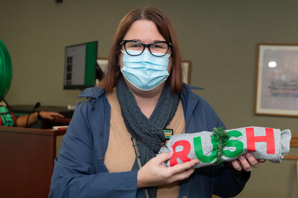 RushOakPark's tweet photo. We’re getting into Holly-Day spirit! Staff members came together Tuesday to celebrate their hard work over the past year at Rush Oak Park Hospital's Holly-Day event, enjoying giveaways, festive treats and covering posters with messages of gratitude and fond Rush memories. https://t.co/m15FS4abQ1