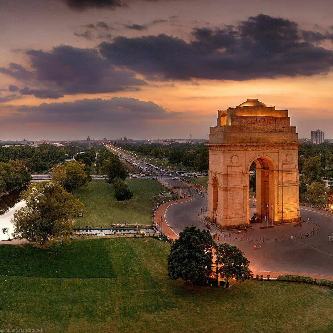 IndiaLostFound's tweet photo. INDIA GATE, NEW DELHI
Read full on https://t.co/4h8gPxObm2

#indiafound #indialostandfound #amitpasricha #panoramist #theculturegully #culturvation #tourism #incredibleindia #travelrealindia #indiaclicks #delhitourism #capitalofindia #capitalcity #photography #indianphoto #travel https://t.co/0gK20mKN6G