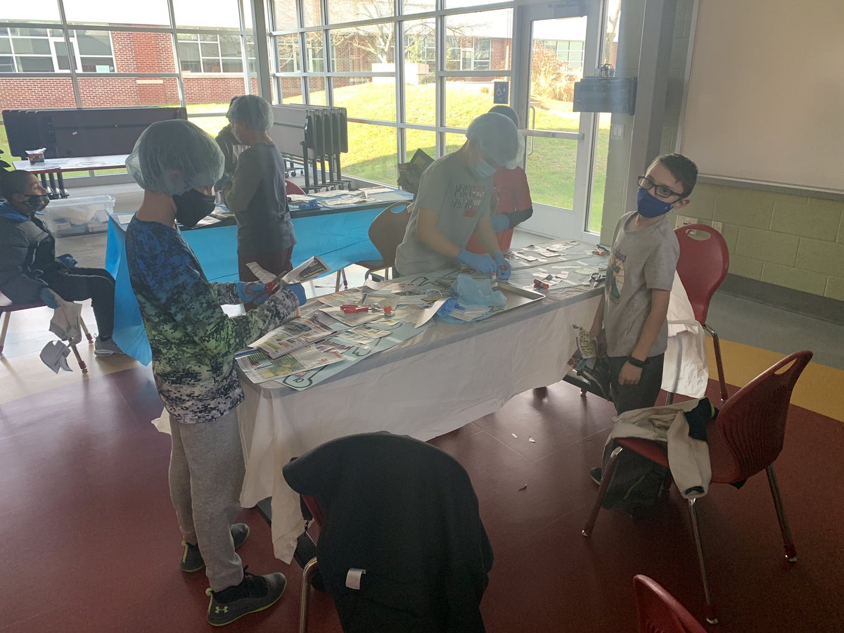 comet_life's tweet photo. Lesson transformations using transformation kits supported by @PMEdFoundation. Grade 3 in the @PequeaElem Operating Room performing surgery on text features! #pequeaproud https://t.co/y3vYLSmTc6
