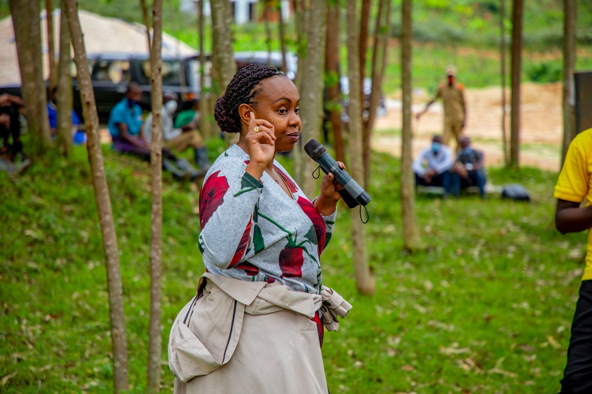RwandaMinesB's tweet photo. Amb. Yamina: Ikindi mwirinde kwanduza aya mazi tumaze gusukura! Mu mabuye habamo uburozi kandi aya mazi birangira aje mu ngo zacu. Dukore neza, dukure abana mu birombe, twambare imyenda yabugenewe tugabanye impanuka. #MiningweekRw https://t.co/Fei3VGmbdc